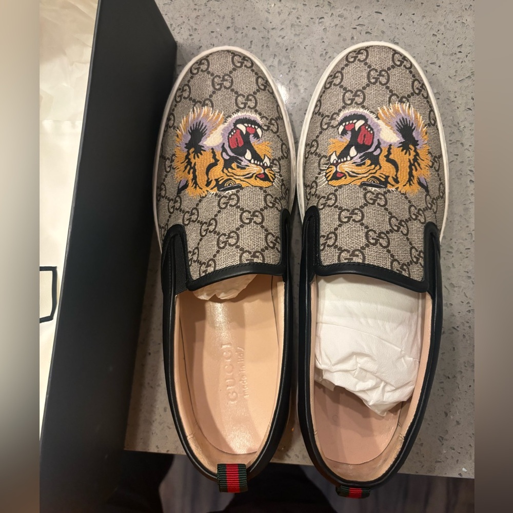 GUCCI GG TIGER PRINT SLIP ON SNEAKERS